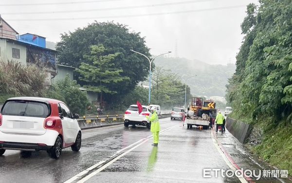 ▲桃園今天連續豪大雨導致龜山區東萬壽路土石坍方，工務段人員冒著大雨清理坍方落石。（圖／記者沈繼昌翻攝）