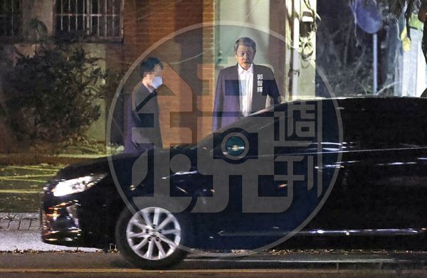 本刊直擊4月28日郭智輝宴請AIT後，晚間8點19分步出MD餐廳，搭車離去。