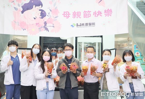 ▲衛福部立桃園醫院迎接母親節，今天舉辦「媽咪光采－愛的告白」活動，就醫民眾紛紛以實際行動錄製，以表達對母親的思念與關懷。（圖／記者沈繼昌翻攝）