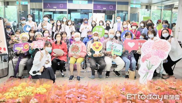 ▲衛福部立桃園醫院迎接母親節，今天在院區舉辦「媽咪光采－愛的告白」活動，會後的大合照。（圖／記者沈繼昌翻攝）