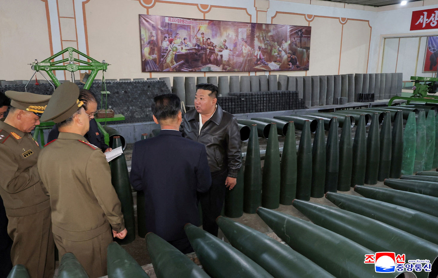 ▲▼金正恩近日前往軍需工廠視察，指導擴大砲彈產能。（圖／路透）