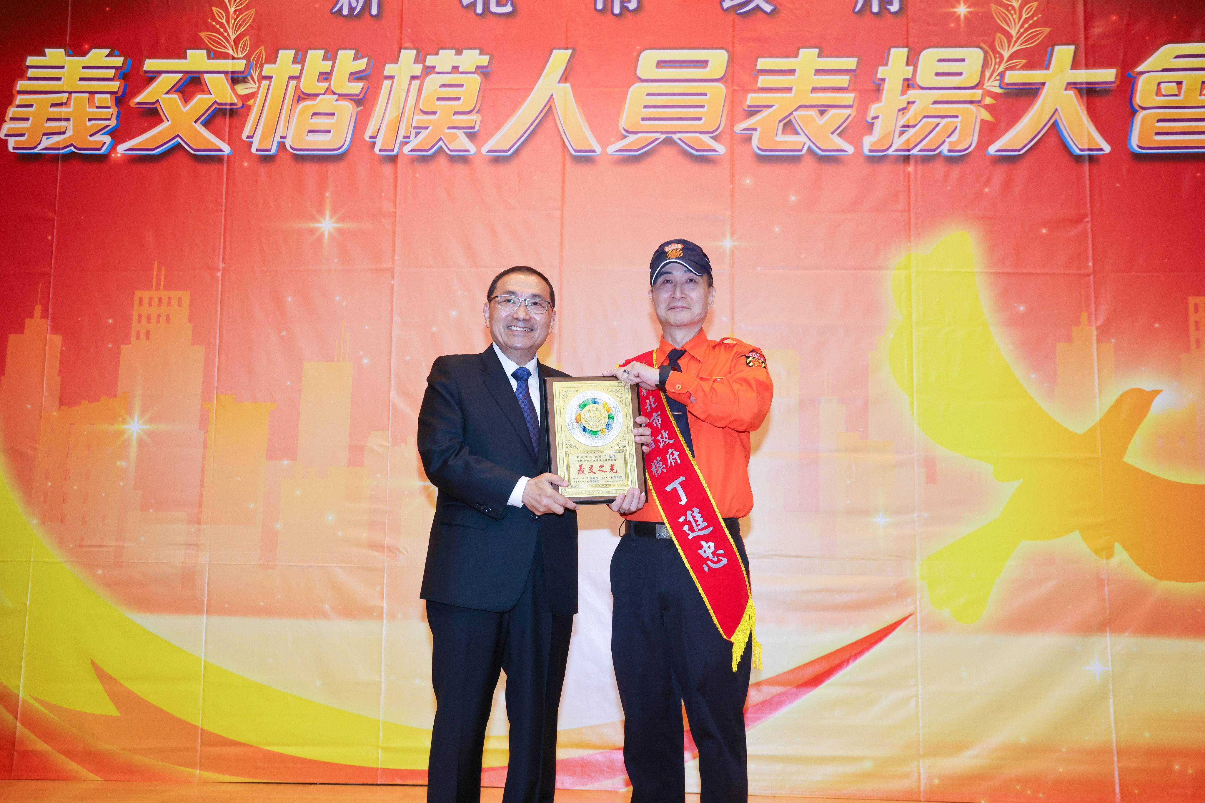 ▲侯友宜表揚35義交楷模 明年協勤費調高15%。（圖／新北市新聞局提供）