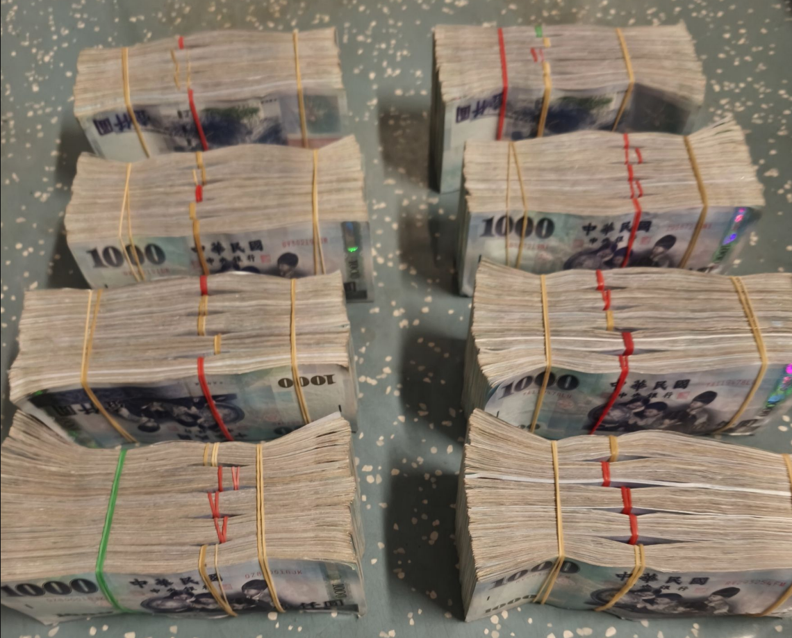 ▲▼台鐵區間車上發現400萬元鉅款。（圖／鐵警局提供）