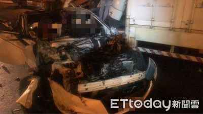 台南國道5車追撞「小轎車擠爛全毀」　男駕駛當場遭夾死