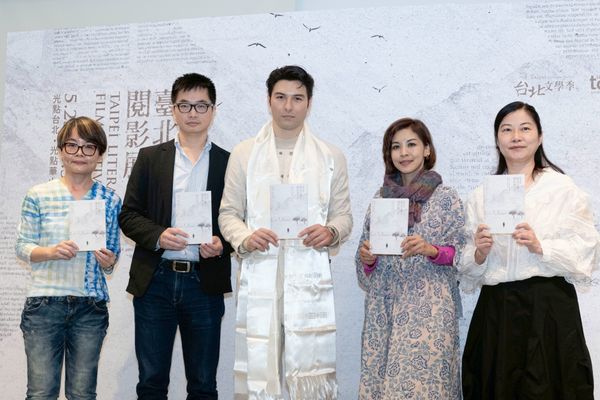 ▲「文學影展」左起：影展策展人楊元鈴、臺北市文化局專委邱稚亘、展嘉賓鳳小岳、台灣電影文化協會執行長陳伯任、天馬行空總經理王婷妮。（圖／光點台北提供）