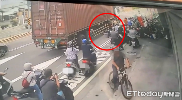 ▲▼遭聯結車擦撞！台南騎士爆頭慘死　20騎士目睹驚悚瞬間嚇傻。（圖／記者林東良翻攝）