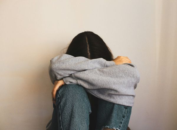 玩太嗨喝茫　男爬上床性侵女潛友！她崩潰畫出現場圖