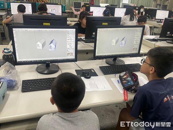 ▲台南市教育局媒合技術型高中與國小合作，學童進入專業教室體驗技職課程。（記者林東良翻攝，下同）