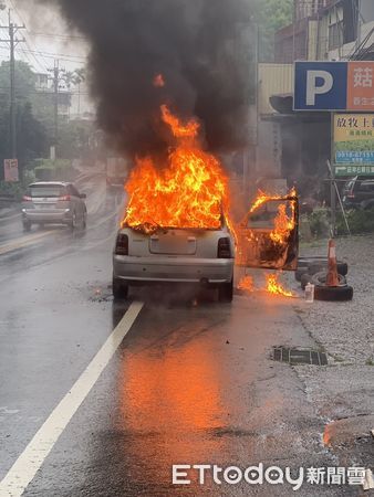 ▲鹿谷鄉縣道151發生火燒車案。（圖／記者高堂堯翻攝）