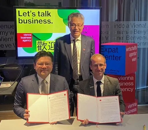 ▲IEAT副理事長許介立(左)、VBA局長Dominic Weiss(右)代表簽署MOU。駐奧地利代表處劉玄詠大使(中)見證觀禮。（圖／IEAT提供）