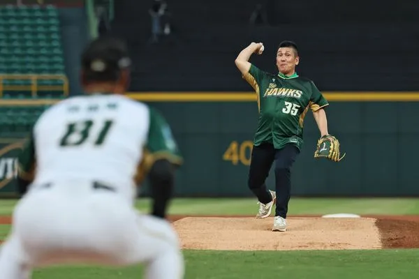 ▲台鋼雄鷹邀請陳正中開球。（圖／台鋼雄鷹提供）