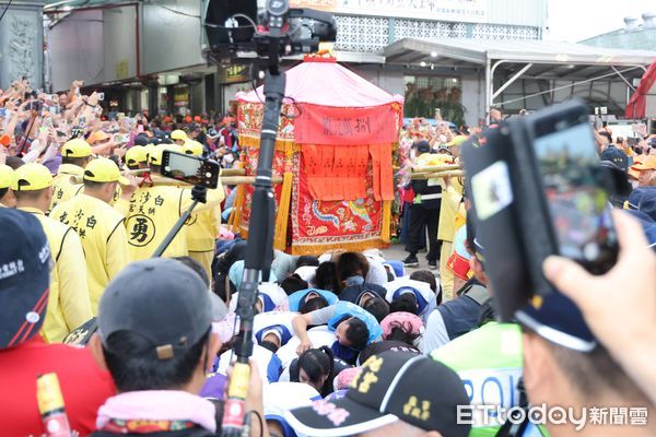 ▲白沙屯媽祖駐駕受天宮過夜、趕早起駕，南投縣長許淑華獻花送駕。（圖／記者高堂堯翻攝）