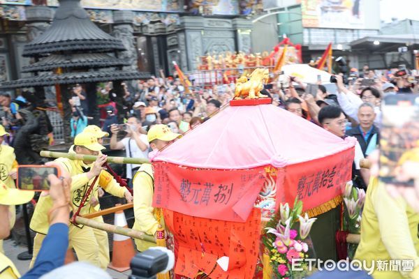 ▲白沙屯媽祖駐駕受天宮過夜、趕早起駕，南投縣長許淑華獻花送駕。（圖／記者高堂堯翻攝）