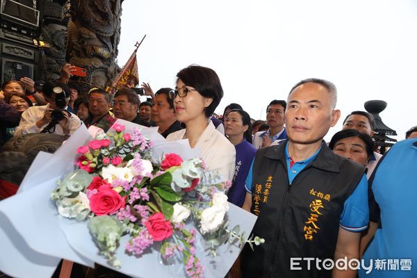 ▲白沙屯媽祖駐駕受天宮過夜、趕早起駕，南投縣長許淑華獻花送駕。（圖／記者高堂堯翻攝）