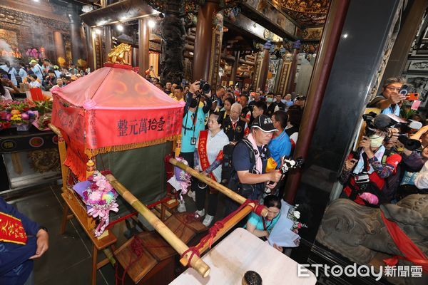 ▲白沙屯媽祖駐駕受天宮過夜、趕早起駕，南投縣長許淑華獻花送駕。（圖／記者高堂堯翻攝，下同）