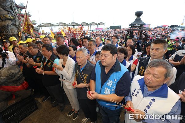 ▲白沙屯媽祖駐駕受天宮過夜、趕早起駕，南投縣長許淑華獻花送駕。（圖／記者高堂堯翻攝）