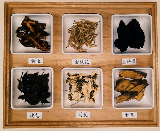 ▲▼依個人體質選用清熱解毒、疏風清熱、燥濕作用的中藥，協助降低體內火氣，改善痘痘狀況。（圖／台南市立醫院提供）