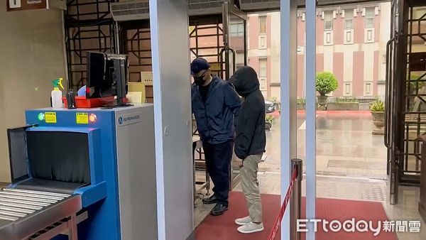 ▲▼涉3度摻老鼠藥險些毒死澳洲男友的楊姓女子（楊錦屏，暫時匿名），被起訴涉犯殺人未遂罪嫌、求刑8年，今（7日）到台北地院出庭不認罪，要求做精神鑑定。（圖／記者黃哲民攝）