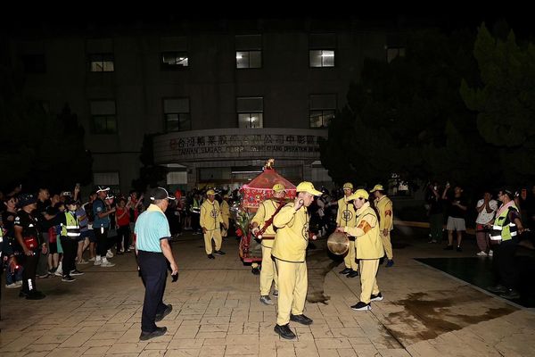 ▲▼頭旗車又被海放！白沙屯媽駐駕「溪湖糖廠」創下兩個第一次。（圖／翻攝白沙屯拱天宮臉書）