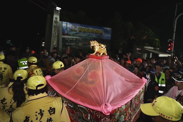▲▼頭旗車又被海放！白沙屯媽駐駕「溪湖糖廠」創下兩個第一次。（圖／翻攝白沙屯拱天宮臉書）