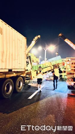 ▲▼國道1號台南仁德服務區路段重大車禍。（圖／記者林東良翻攝）