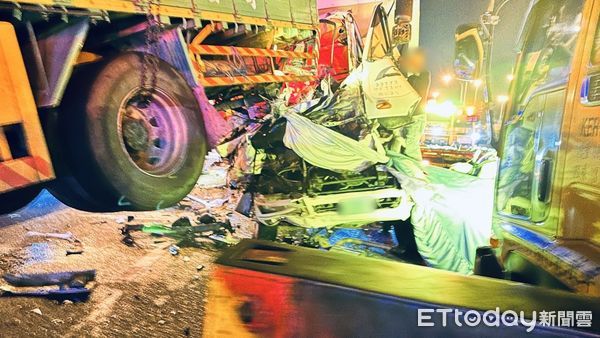 ▲▼國道1號台南仁德服務區路段重大車禍。（圖／記者林東良翻攝）