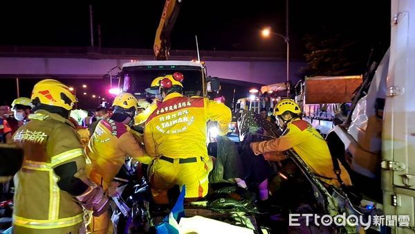 ▲▼國道1號台南仁德服務區路段重大車禍。（圖／民眾提供）