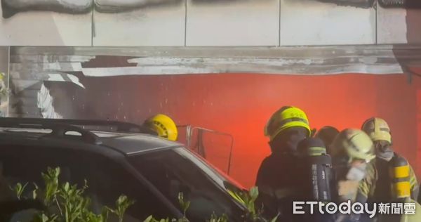 ▲永康區龍潭街8日凌晨發生住宅火警，消防出動10分隊前往搶救，現場冒出明火濃煙，消防人員射水搶救中。（記者林東良翻攝，下同）