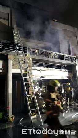 ▲永康區龍潭街8日凌晨發生住宅火警，消防出動10分隊前往搶救，現場冒出明火濃煙，消防人員射水搶救中。（記者林東良翻攝，下同）