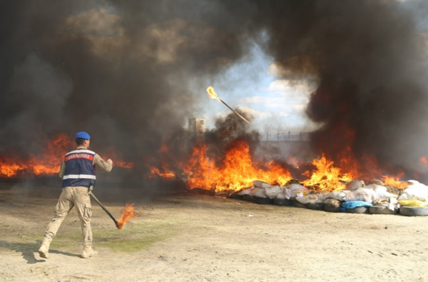 ▲▼土耳其露天銷毀20噸大麻。（圖／翻攝自X）