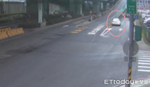 ▲▼板橋男開車自撞分隔島。（圖／記者陳以昇翻攝）