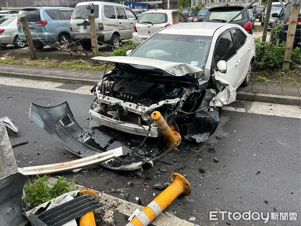 ▲▼板橋男開車自撞分隔島。（圖／記者陳以昇翻攝）