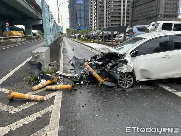 ▲▼板橋男開車自撞分隔島。（圖／記者陳以昇翻攝）