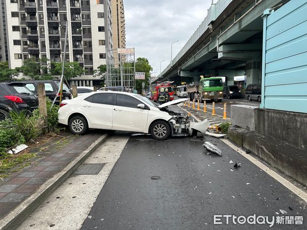 ▲▼板橋男開車自撞分隔島。（圖／記者陳以昇翻攝）