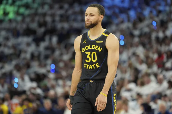 ▲▼勇士天王柯瑞次輪G1傷退，回到休息室後沮喪落淚。（圖／達志影像／美聯社）