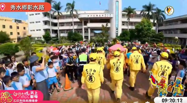 ▲白沙屯媽祖進明正國小賜福。（圖／翻攝自白沙屯拱天宮直播）