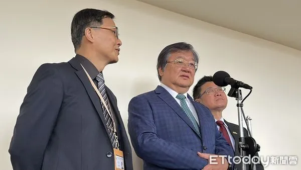 衛福部部長邱泰源、次長呂建德、食藥署署長姜至剛。（圖／記者趙于婷攝）