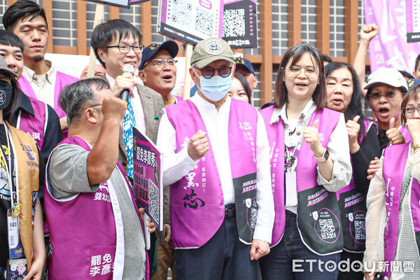 ▲北市罷藍團體聯合送件記者會，剷除黑芯領銜人曹興誠。（圖／記者林敬旻攝）
