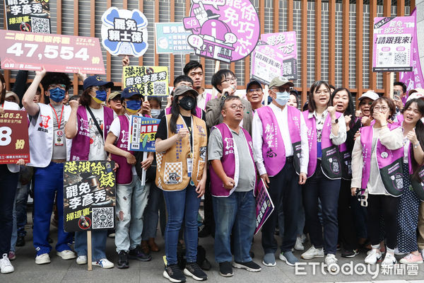 ▲北市罷藍團體聯合送件記者會。（圖／記者林敬旻攝）