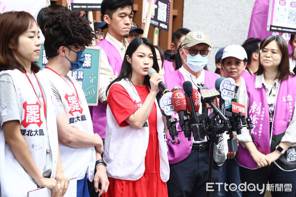 ▲北市罷藍團體聯合送件記者會，領銜人阿美發言。（圖／記者林敬旻攝）