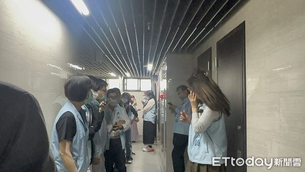 ▲▼為避免在樓下選委會遞件的罷免台北市5藍委團體上樓，信義行政中心逾十名人員在樓梯間駐守。（圖／記者袁茵攝）