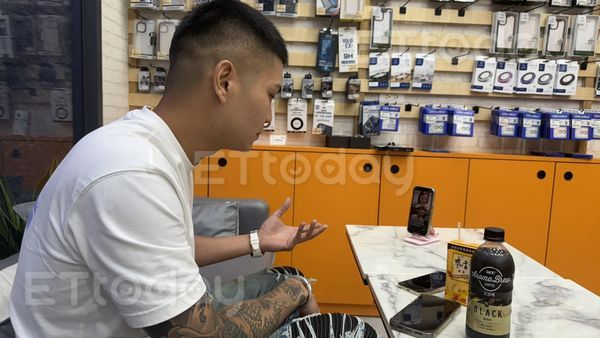 ▲詩芸的47萬勞力士送去包膜店被店長調包             。（圖／記者吳奕靖翻攝）
