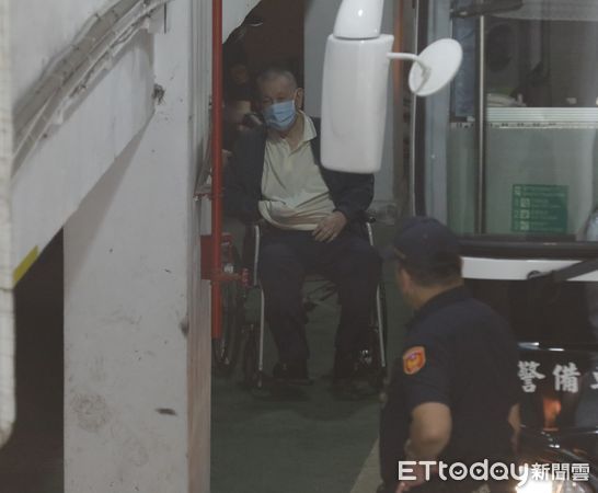 ▲▼台北地方法院今日再度審理京華城案，同案被告前台北市長柯文哲、威京集團董事長沈慶京、前台北市議員應曉薇出庭應訊。（圖／記者湯興漢攝）