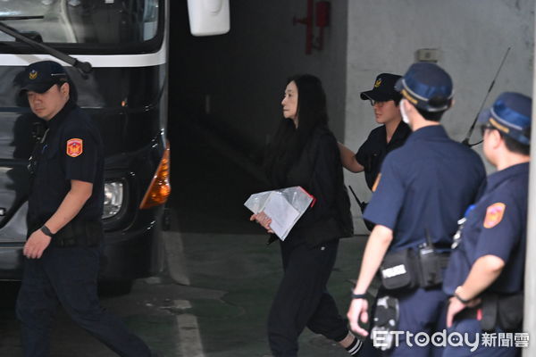 ▲▼台北地方法院今日再度審理京華城案，同案被告前台北市長柯文哲、威京集團董事長沈慶京、前台北市議員應曉薇出庭應訊。（圖／記者湯興漢攝）