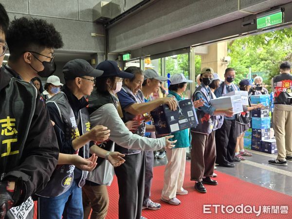 ▲▼  罷免洪孟楷團體今日二階送件54888份連署書。（圖／記者崔至雲攝）