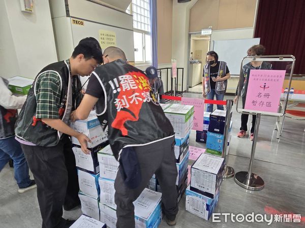 ▲▼  罷免洪孟楷團體今日二階送件54888份連署書。（圖／記者崔至雲攝）