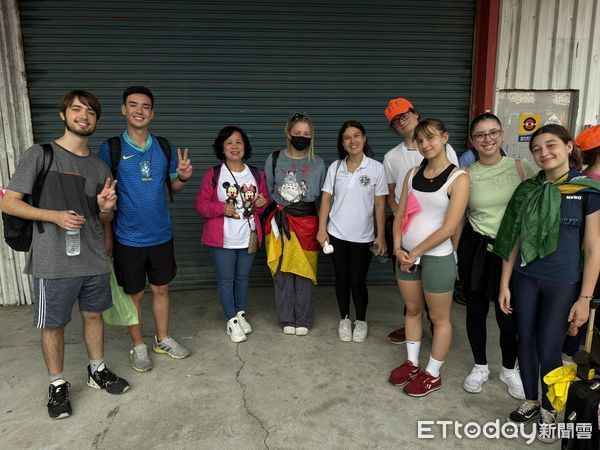 ▲▼             外國學生參加白沙屯媽祖進香，玩得不亦樂乎。（圖／記者黃資真攝）