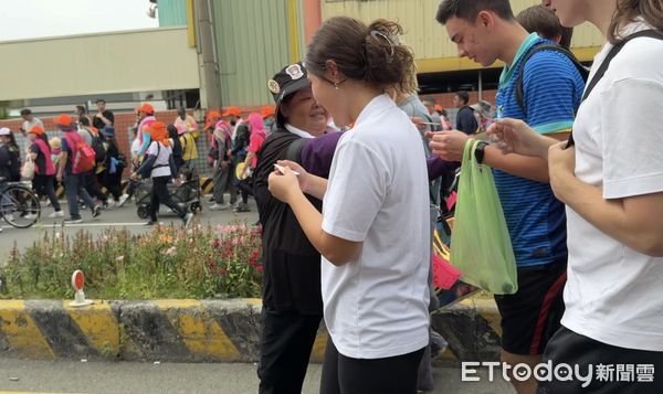 ▲▼ 外國學生參加白沙屯媽祖進香，玩得不亦樂乎。（圖／記者黃資真攝）