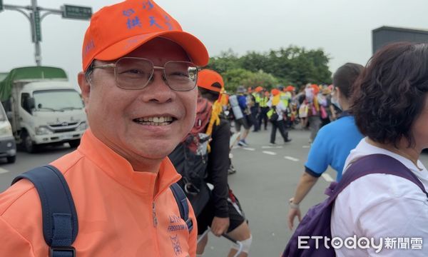 ▲▼             外國學生參加白沙屯媽祖進香，玩得不亦樂乎。（圖／記者黃資真攝）