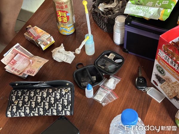 ▲台南少年警察隊破獲永康巴洛克式豪宅毒品據點，查扣多項毒品與空氣槍2把。（記者林東良翻攝，下同）